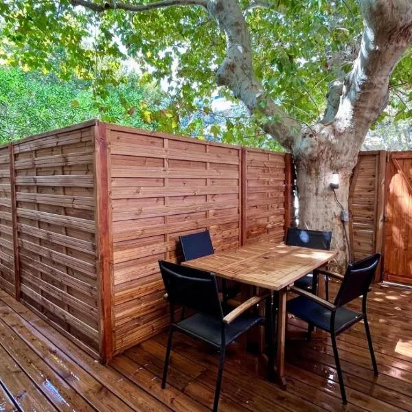 Martigues centre logement neuf avec parking, готель у місті Мартіг