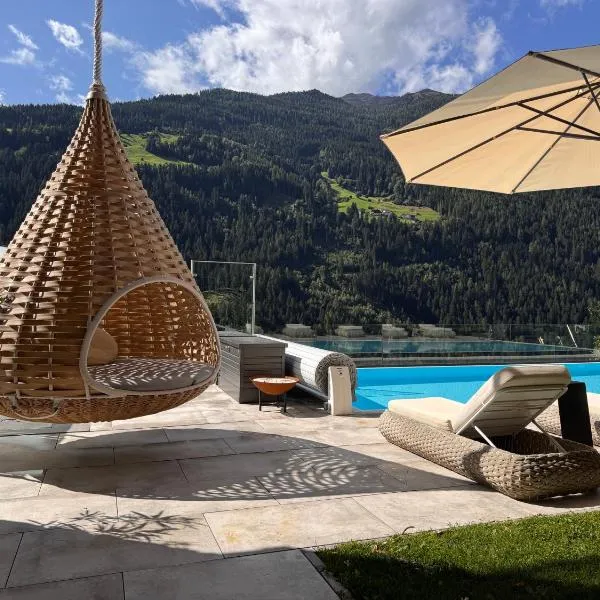 Boutique Apartment Sonnenhang - incl InfinityPOOL, hotel in Fliess