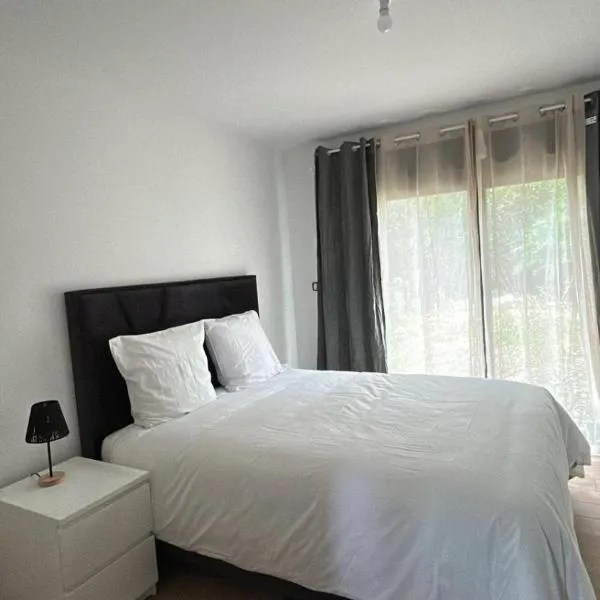 Adar 01, Hotel in Nantes