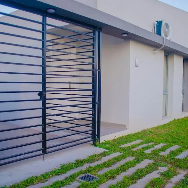 House 4 minutes from the airport，位于埃塞萨的酒店