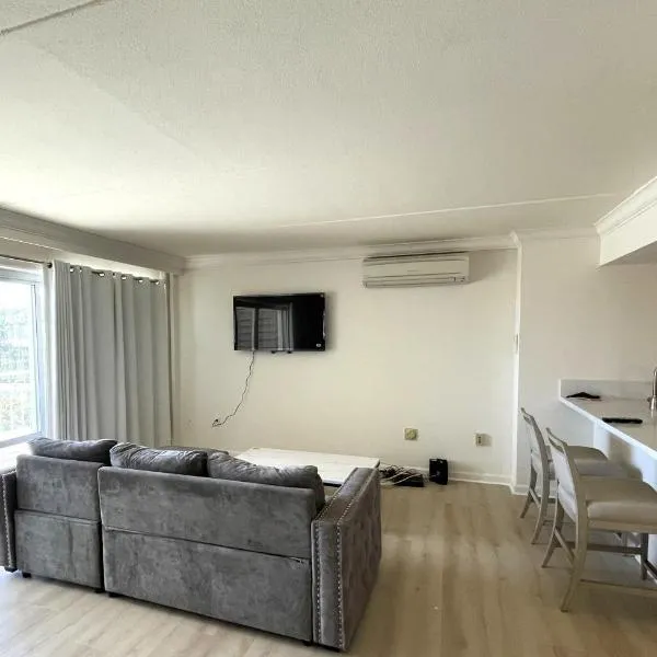 Ilikai Apt 302 - Newly Renovated Studio with Breathtaking Ocean & Harbor Views Modern Updates Ready for September 2025, hotel em Honolulu
