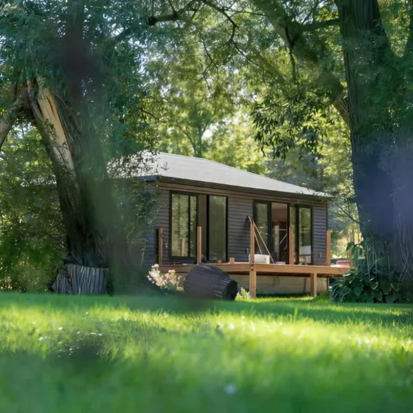 2-bedroom Lake Front Cottage in Harwood ON #3, hotel i Harwood