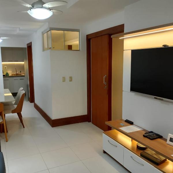 Bonito Apto PÉ NA AREIA aprox 50M Praia do Forte Cabo Frio muito confortável bem equipado bem localizado 90m2 ar cond 12000 Btus nos 2 qtos tv a cabo Netflix Internet 600mb Fica no prédio lanch Play Gui e rest Vira Verão CARNAVAL está disponível - Foto 5