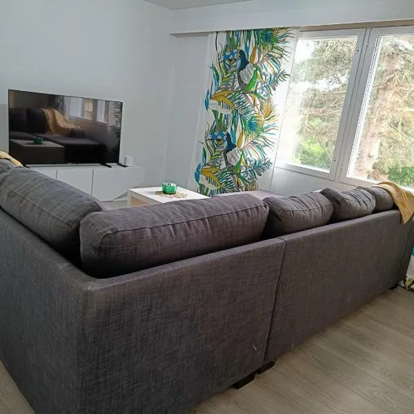 Cozy two-room apartment in semi-detached house in the Impivaara environment, hotel v destinaci Turku