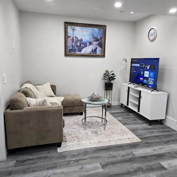 Cozy Basement Suite, SW Calgary, хотел в Калгари