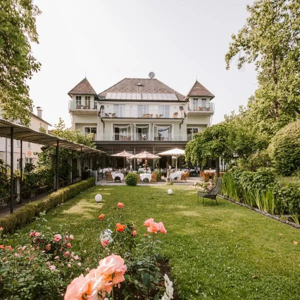 Seehotel Hubertushof, hotel in Velden am Wörthersee