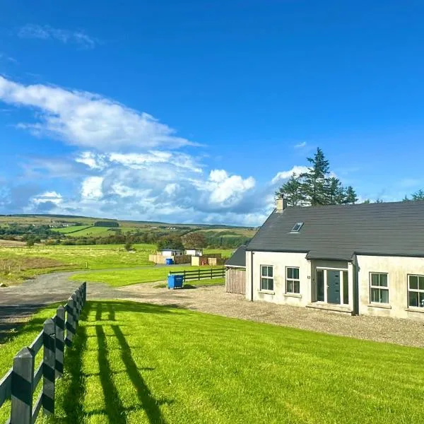 4 Bedroom Forest View House & Hot Tub Sleeps, hotel en Ballynameen