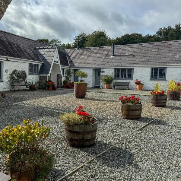 Gwyllt Cottages, hotel in Dwyran