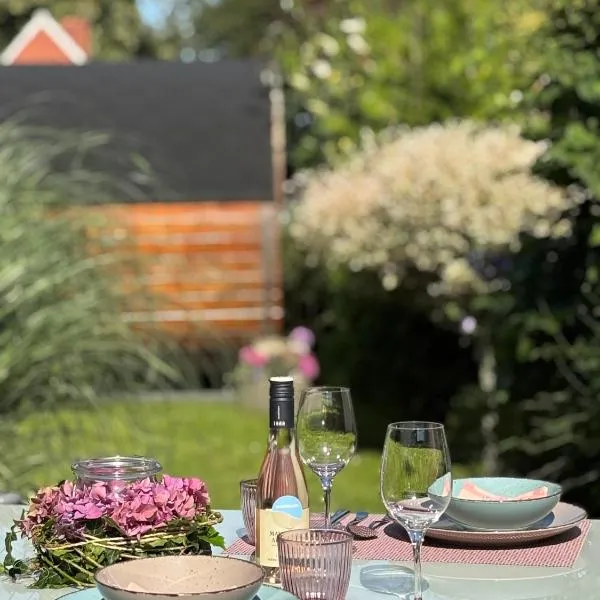 Haus Nordseeliebe mit Außensauna, Outdoor Dusche und Wallbox, Hotel in Dornum