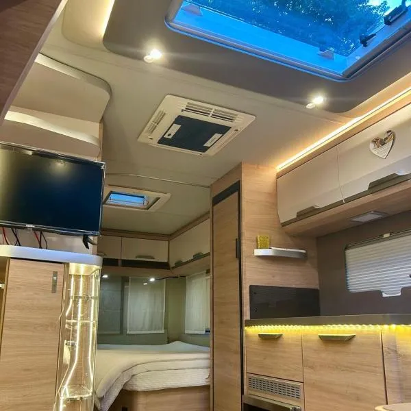 5 Sterne Wohnwagen direkt an der Messe - beheizt- inklusive Stellplatz & WLAN - New CARAVAN at Fairground - inclusive CaravanParking & WLAN - direkt Messegelände-Duschräume vor Ort - Kitchen - Heating, hotel in Hannover