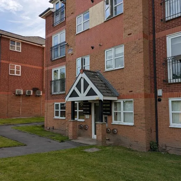 Comfortable 2 Bedroom Flat with Shared Bathroom and Kitchen Close to Manchester Airport, hotel in Manchester