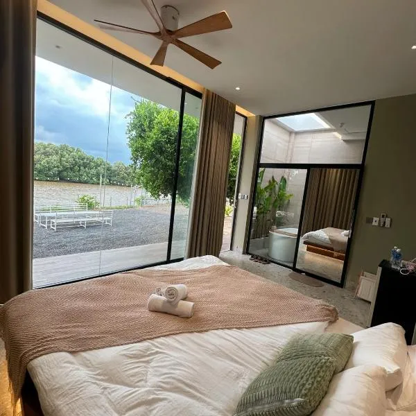 Phú Xuân Homestay - Gần Dốc Hoàng Hôn, Phòng Rộng View Sông, hotel em Phan Thiet