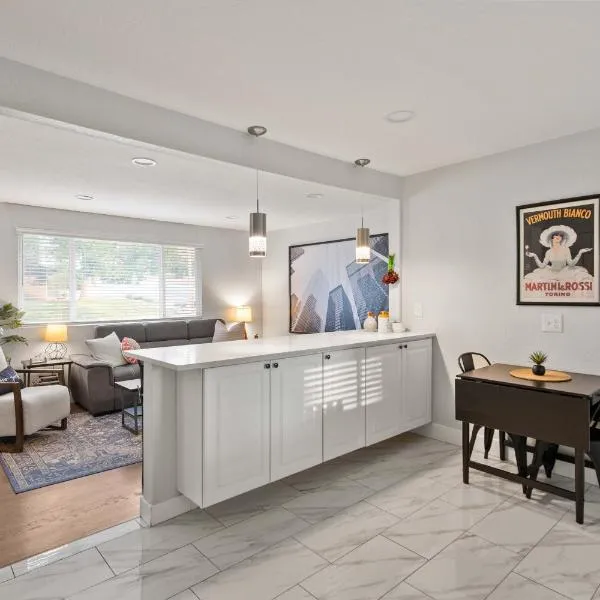 Home With Sunset Patio, Fenced Backyard, And Quick Access To Denver - Gray Street, hotel in Arvada