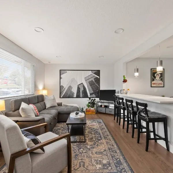 Modern 4BR Retreat Private Yard - 10 Min to DEN โรงแรมในอาร์แวดา