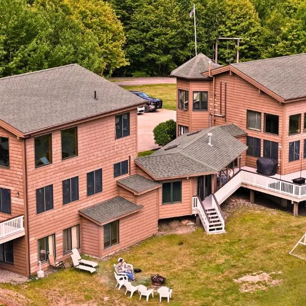 Bear Mountain Lodge. 560 Acre Wooded Estate.、Robbinstonのホテル