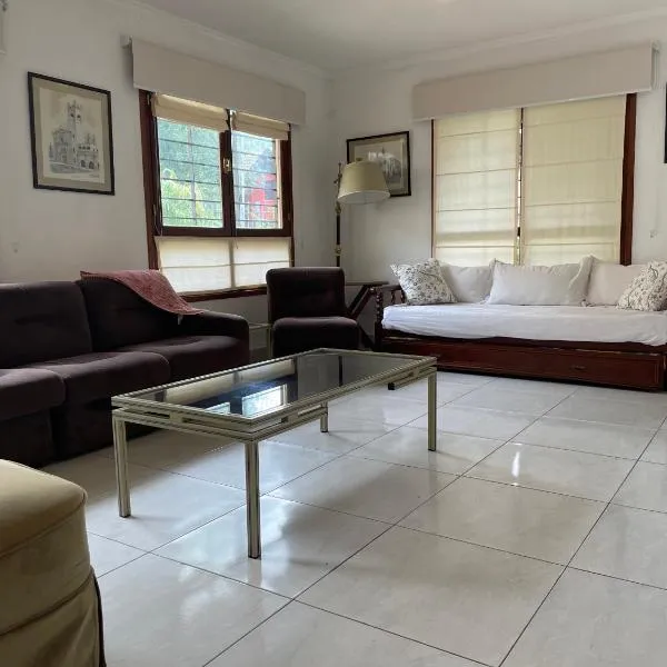 Mar y Asados - Chalet hasta 19 huéspedes con dos Parrillas, hotel em Mar del Plata
