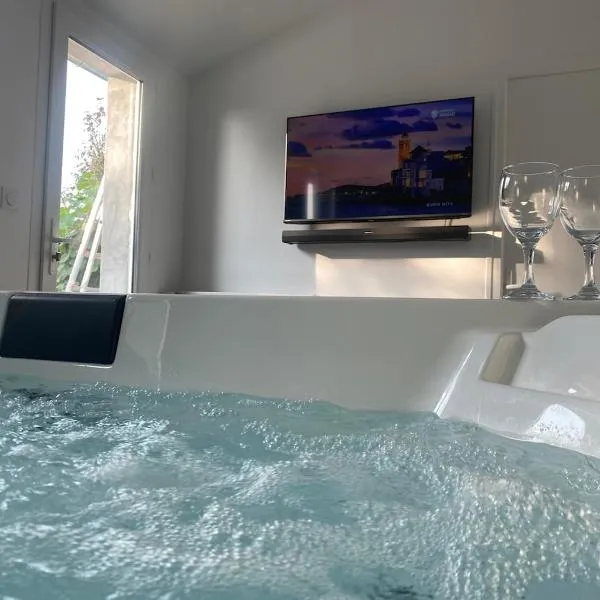 Private Spa and Garden 10 min from Mont St-Michel, hotel in Pontorson