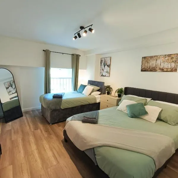 Luxury 2 Bedroom Apartment in Old Town Swindon، فندق في سويندون