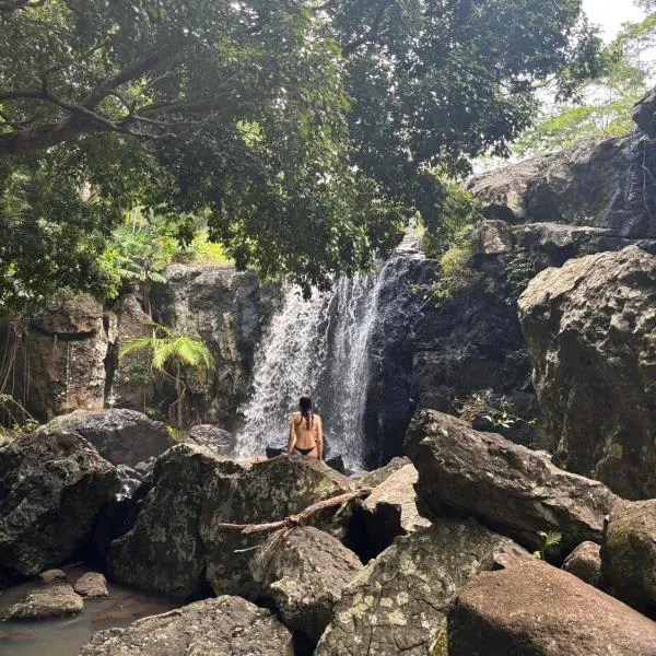 Waterfall Lodge, hotel a Carool