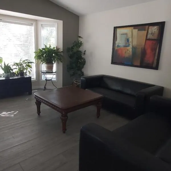 Private Rooms Close to Superstore & Londondery Mall For Men Only, hotel in Edmonton