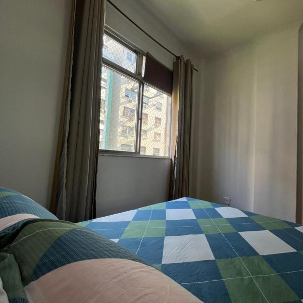 Apartamento com fácil acesso a praia de Copacabana - Foto 2