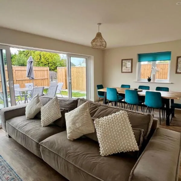 Spacious 4BR Home New Forest-Parking & Pet Friendly, hotel em Lymington