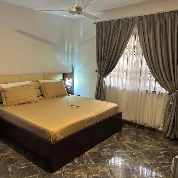 D Barfi Guesthouse, excellent location, hotel v destinaci Kumasi