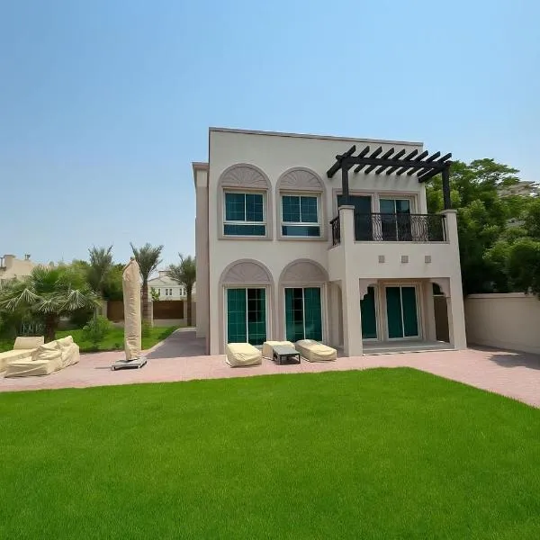 Family Villa, Sleeps up to 9 in JVT and Large garden, hotel a Dubai