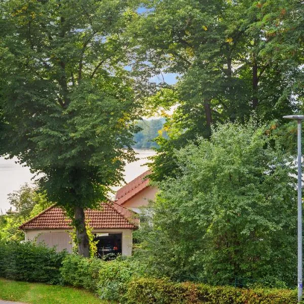 MAISUITES Sperling - Zentrale Ferienwohnung mit Boxspringbett, Kaffeevollautomat, WLAN & seitlichem Seeblick – hotel w mieście Mölln