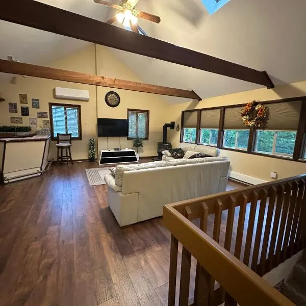 WOW!! Ultimate Pocono Retreat, Hot Tub, Game Room, Deck, Lakes, Skiing, Pools, hotel en Long Pond
