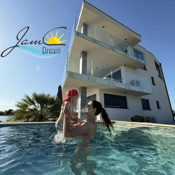 JamC Dream Familientraum direkt am Meer mit beheiztem Pool, hotel in Privlaka