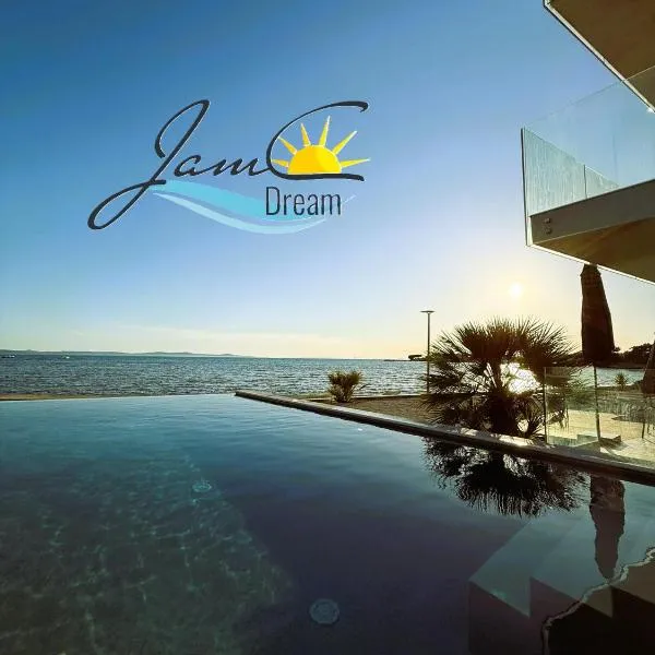 JamC Dream Familientraum direkt am Meer mit beheiztem Pool, hotel in Privlaka