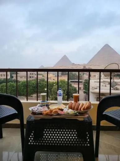 Pyramiden view inn, hotel en Banī Ghālib