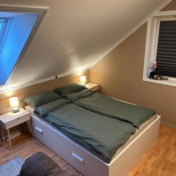 Comfortable room - Double bed - Private bathroom - Free parking - Shared kitchen - Bus stop and store 2 min walk, hotel in Lunden