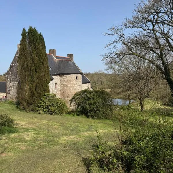 Splendide MANOIR - Proche plages - 4 chambres - 3sdb - 8 pers - WIFI, hotel en Plounérin