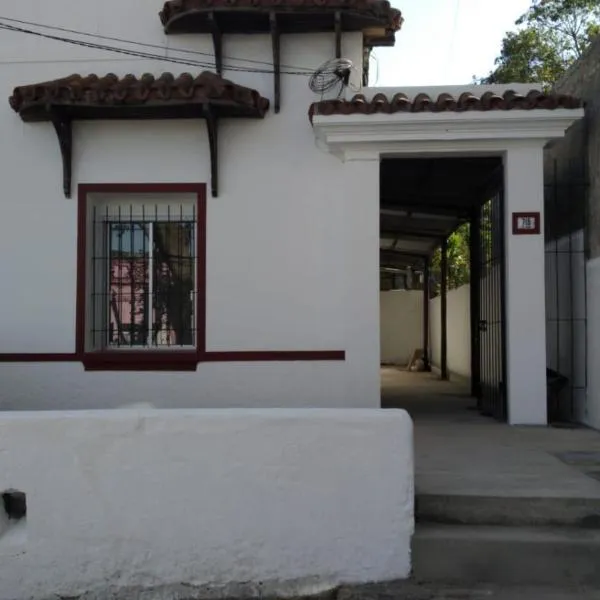 Casa céntrica a metros del puerto y de la terminal、コロニア・デル・サクラメントのホテル