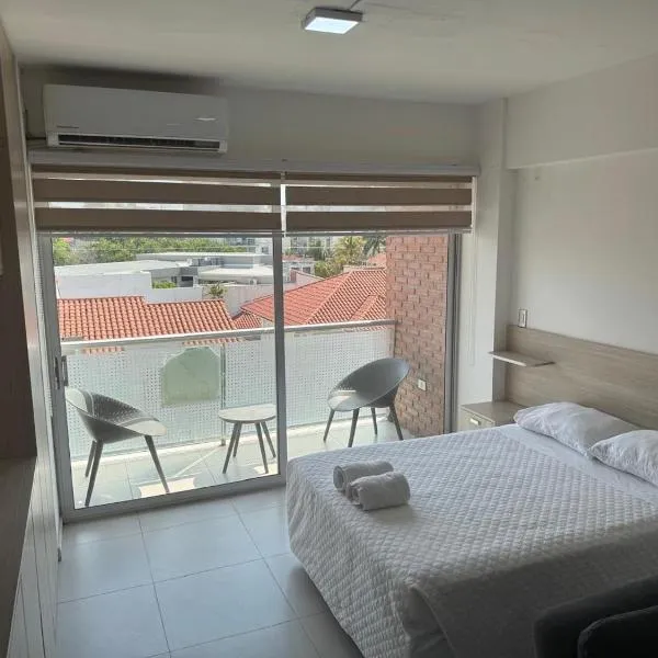 ZONA VIP elegante y comodo APARTAMENTO FAMILIAR CON BALCON y hermosa vista a la calle, canal isuto zona equipetrol, hotel in Santa Cruz de la Sierra