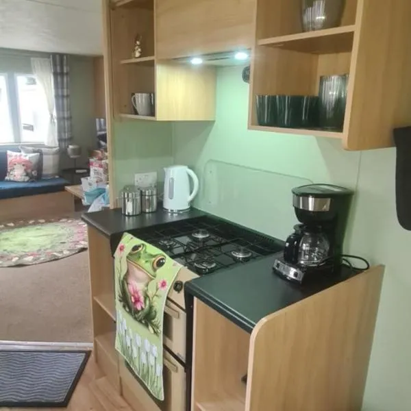 Lyons Winkups Holiday Park Towyn, North Wales static Caravan 3 bedroom sleeps 8 Free Entertainment and Parking Beds made up on arrival PETS WELCOME, hotel u gradu Kinmel Bay