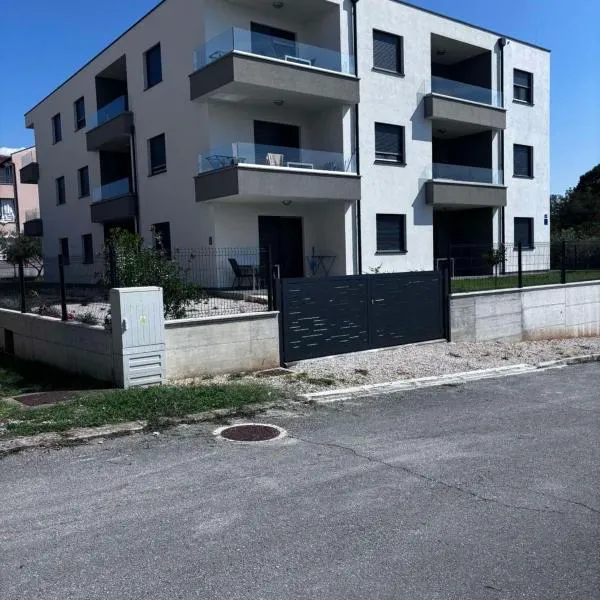 Apartments Frank, hotel in Zambratija