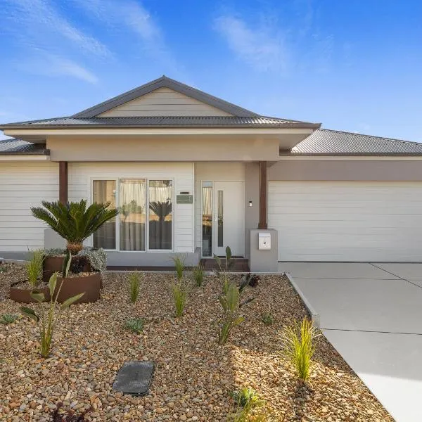 Serenity Escape - Designer Luxury Retreat with Private Sauna, hotel in Warrnambool