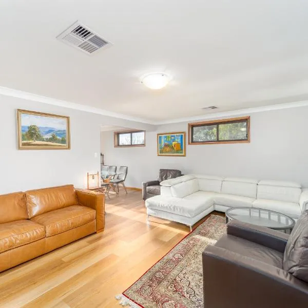 Serene Farmhouse with Lake Views, Hotel in Burrawang
