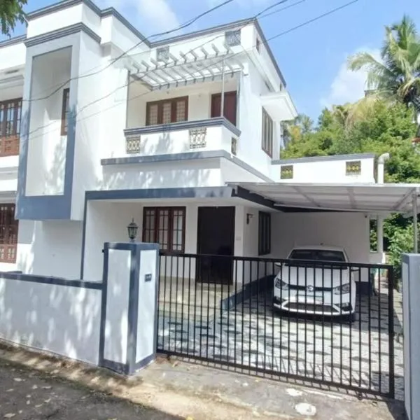 MOM'S VILLA, hotel in Nedumbassery