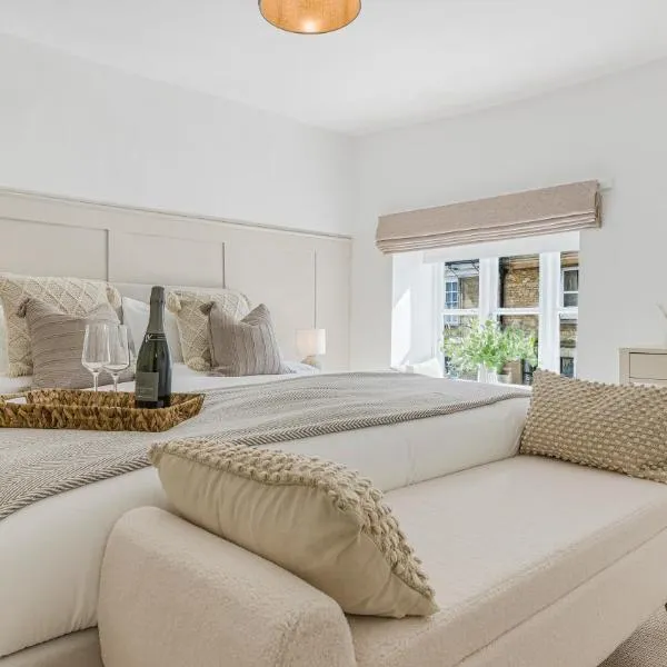 Newly renovated 2-bed house in Lechlade with parking, ξενοδοχείο σε Lechlade