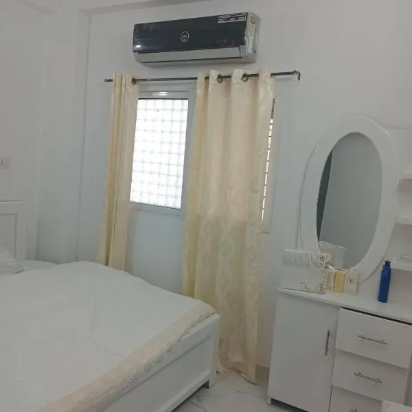 New Cozy 2bhk AC Flat in main Hyd,15mins from Airport, only for families, hotel in Haiderabad