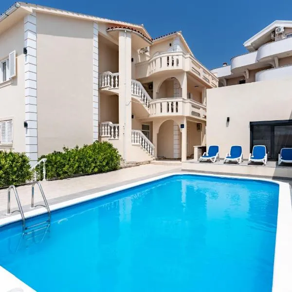Villa Royal 2 with a pool, hotel v Novalji
