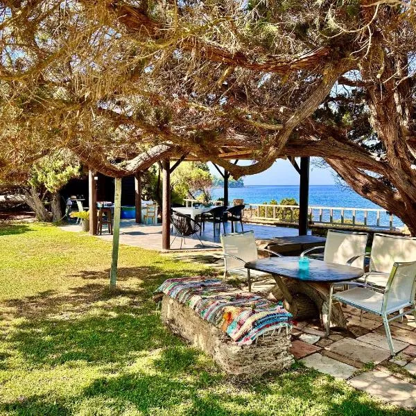 Genari Beach Apartments Sea View Apartment for Couples or Small Families, hotel i Korakokhórion