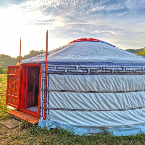 Yourte Mongole traditionnelle, hotel in Saint-Pé-de-Bigorre
