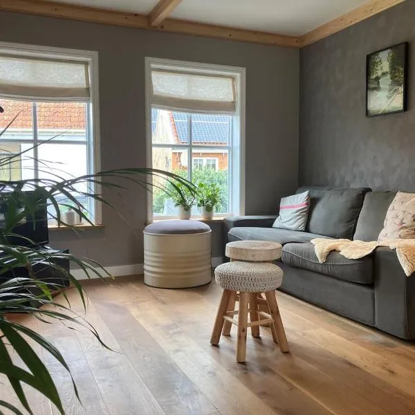 Knus Afke appartement aan het water in Jorwert, hotell i Jorwerd