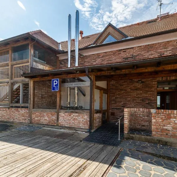 Penzion U Šenku, hotel in Přítluky