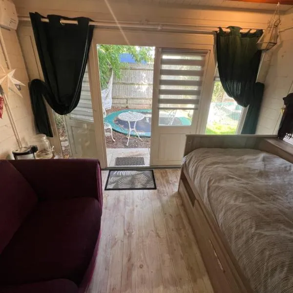 29 Park Avenue , Shoreham-by-Sea , Cozy Cabin, hotel in Shoreham-by-Sea
